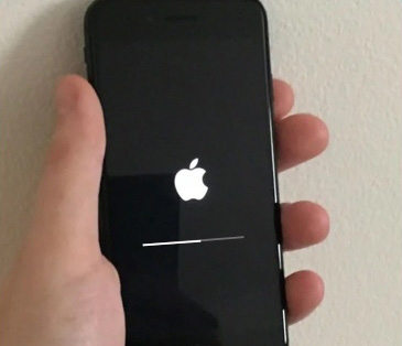 Обновление iOS 14 застряло на логотипе Apple